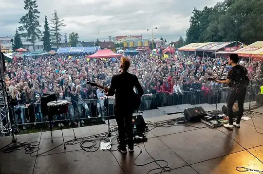 Plné publikum na hlavním pódiu