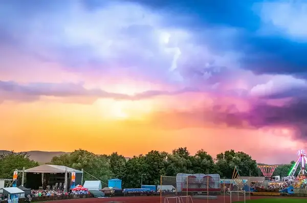 Areál festivalu při západu slunce