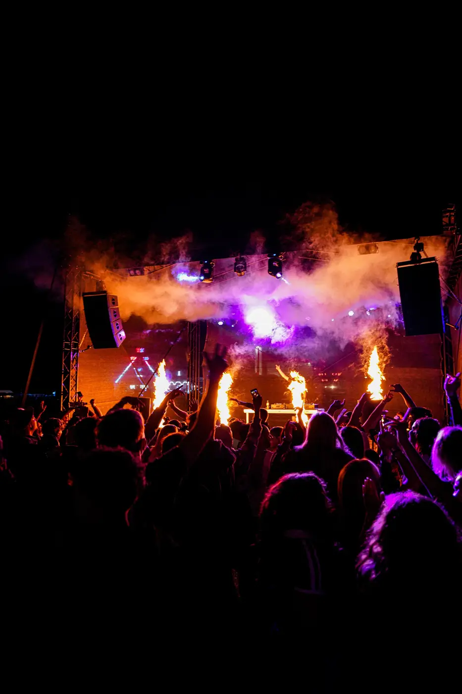 Pyrotechnika a hlavní pódium v noci